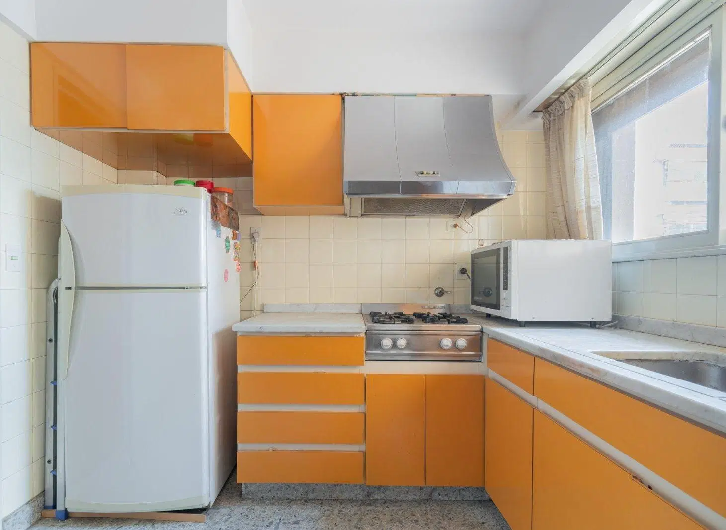 Departamento de 4 ambientes con dependencia en piso 12 - Con cochera - Las Lomitas 3