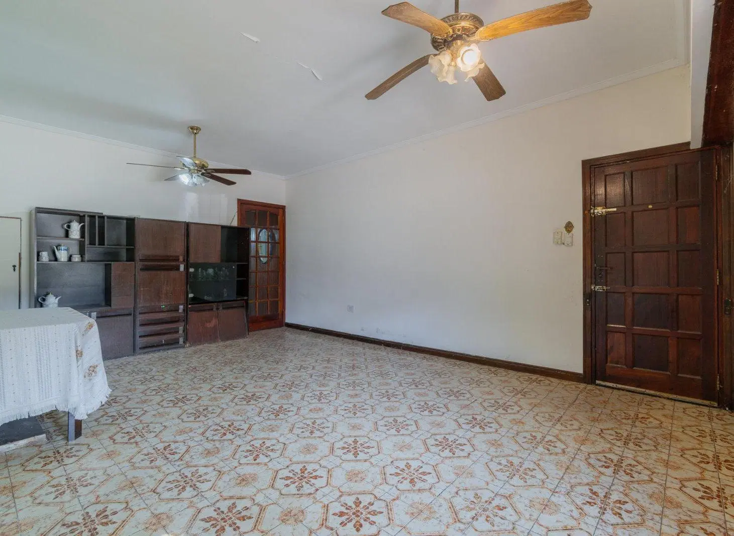 Casa de 5 ambientes con cochera y gran jardín 2