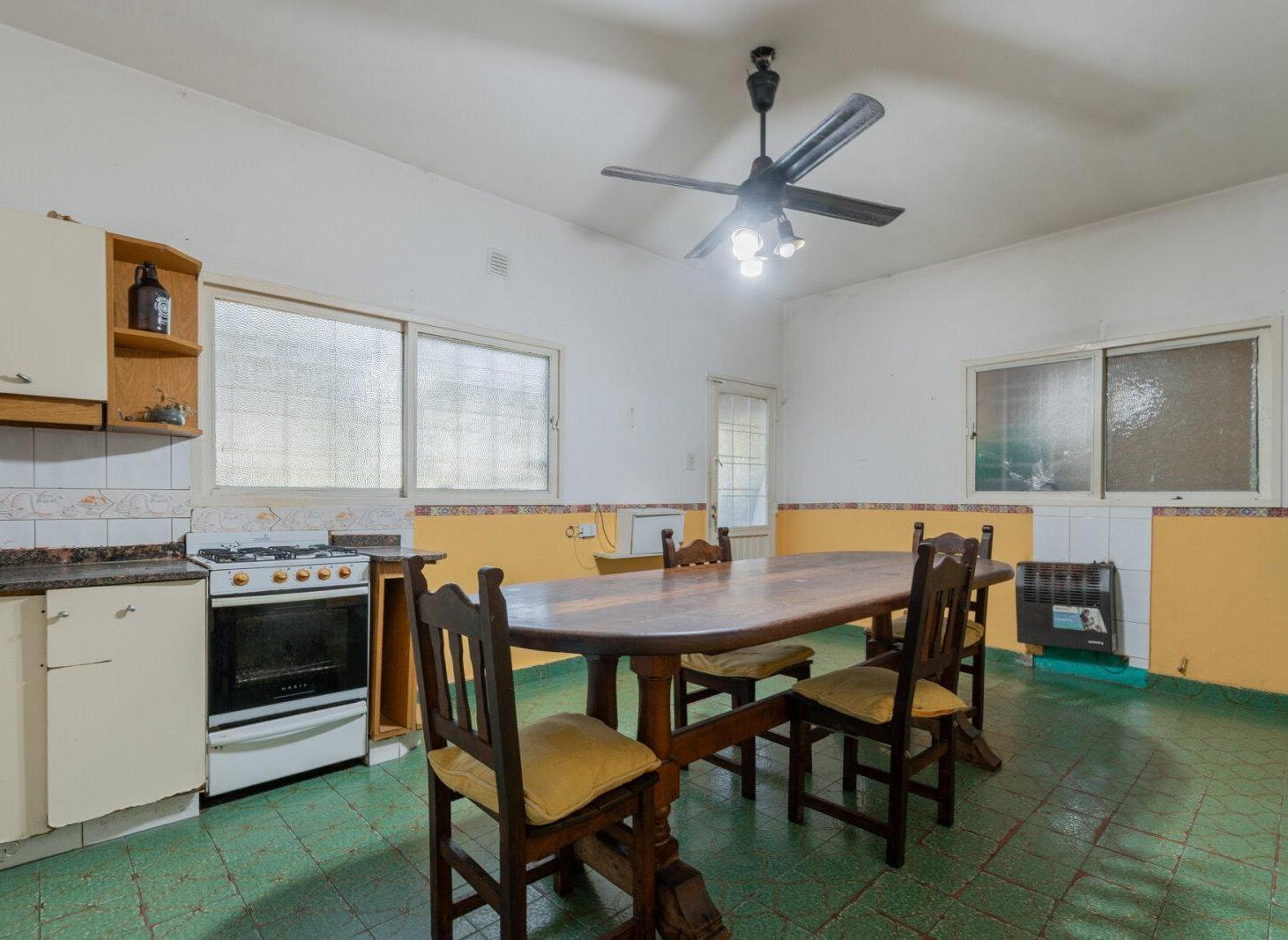 Foto de Casa de 5 ambientes con cochera y jardin apta crédito, imagen 2