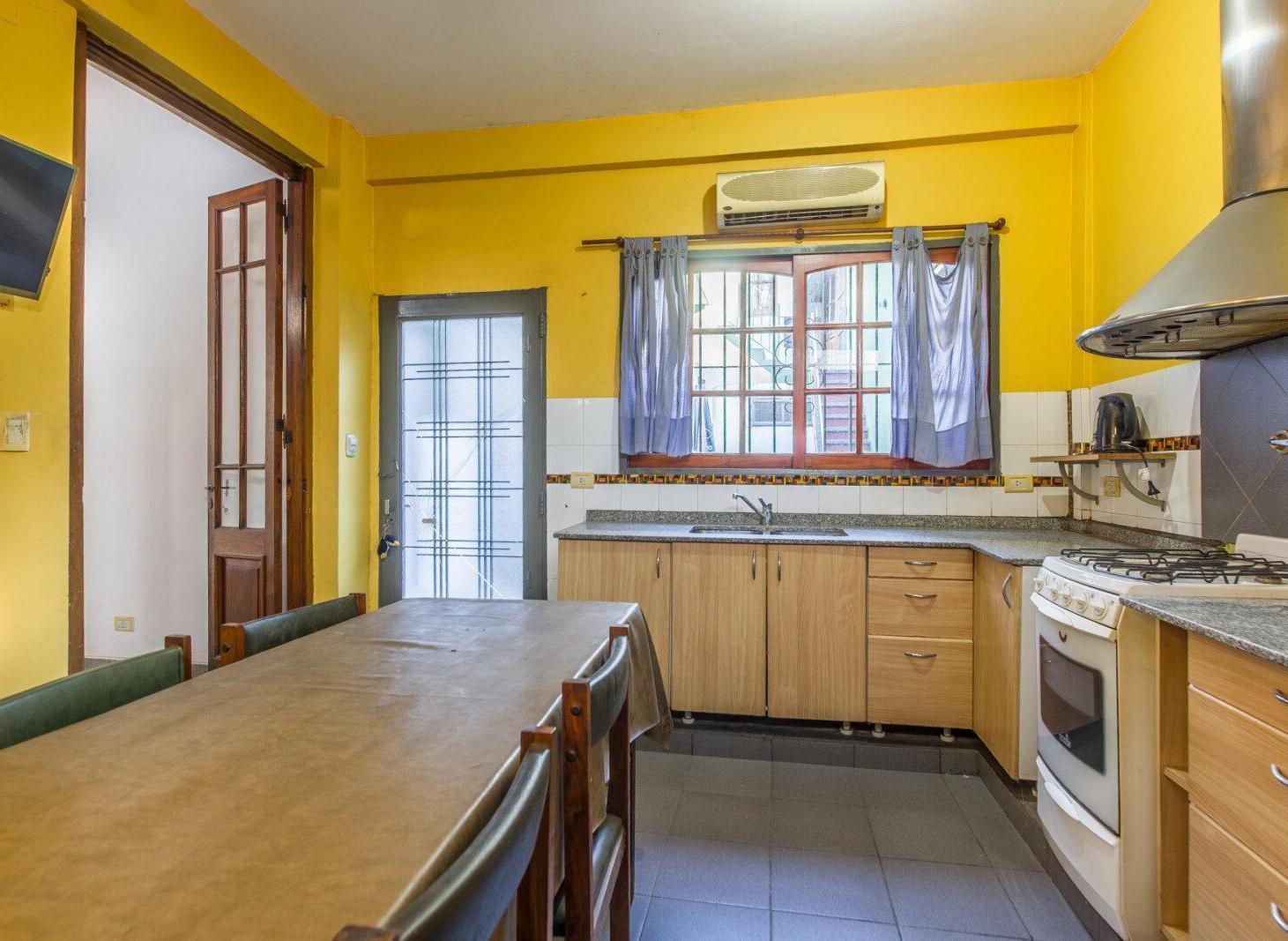 Foto de Casa 4 ambientes con patio y quincho en Pompeya, imagen 2