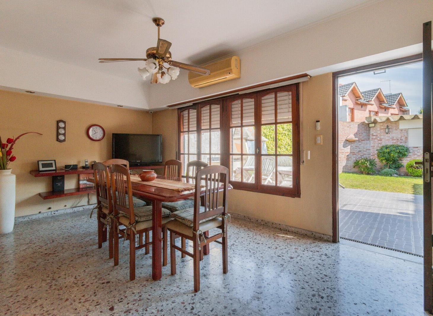 Foto de casa 4 ambientes con jardin y cochera, imagen 1