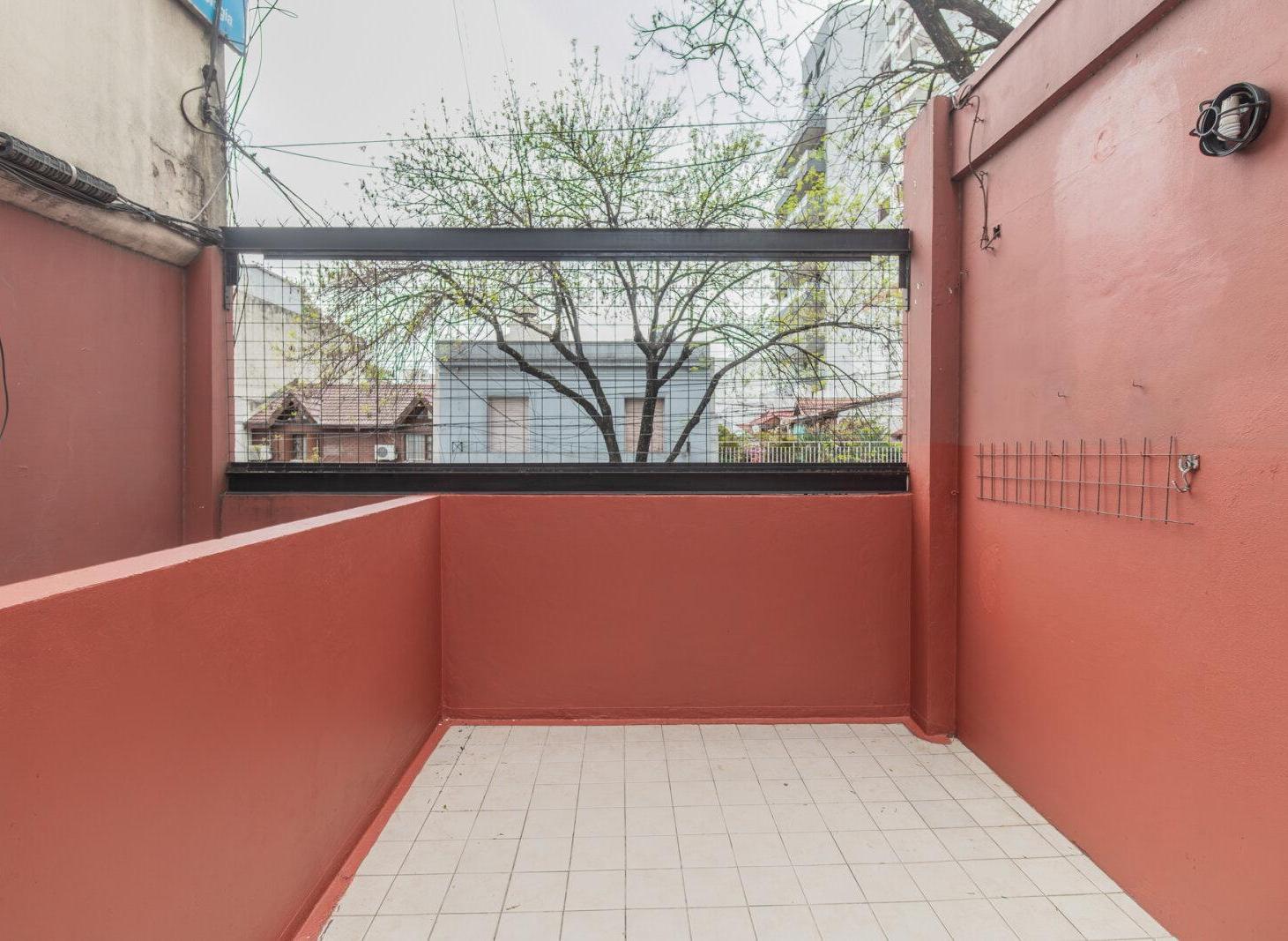 Foto de PH 2 ambientes con terraza propia, primer piso por escalera- Apto, imagen 2