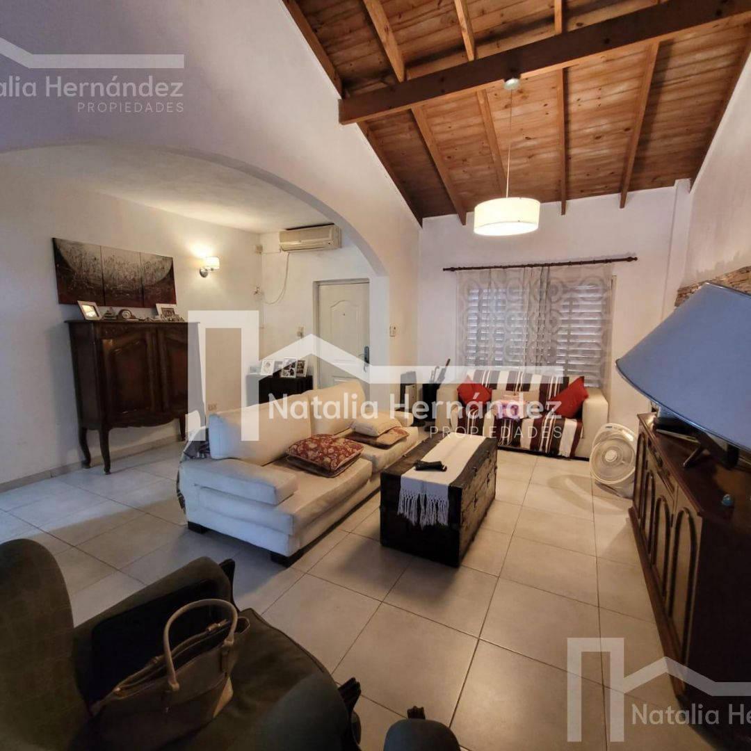 Casa en venta 4 ambientes cpn pileta en BANFIELD