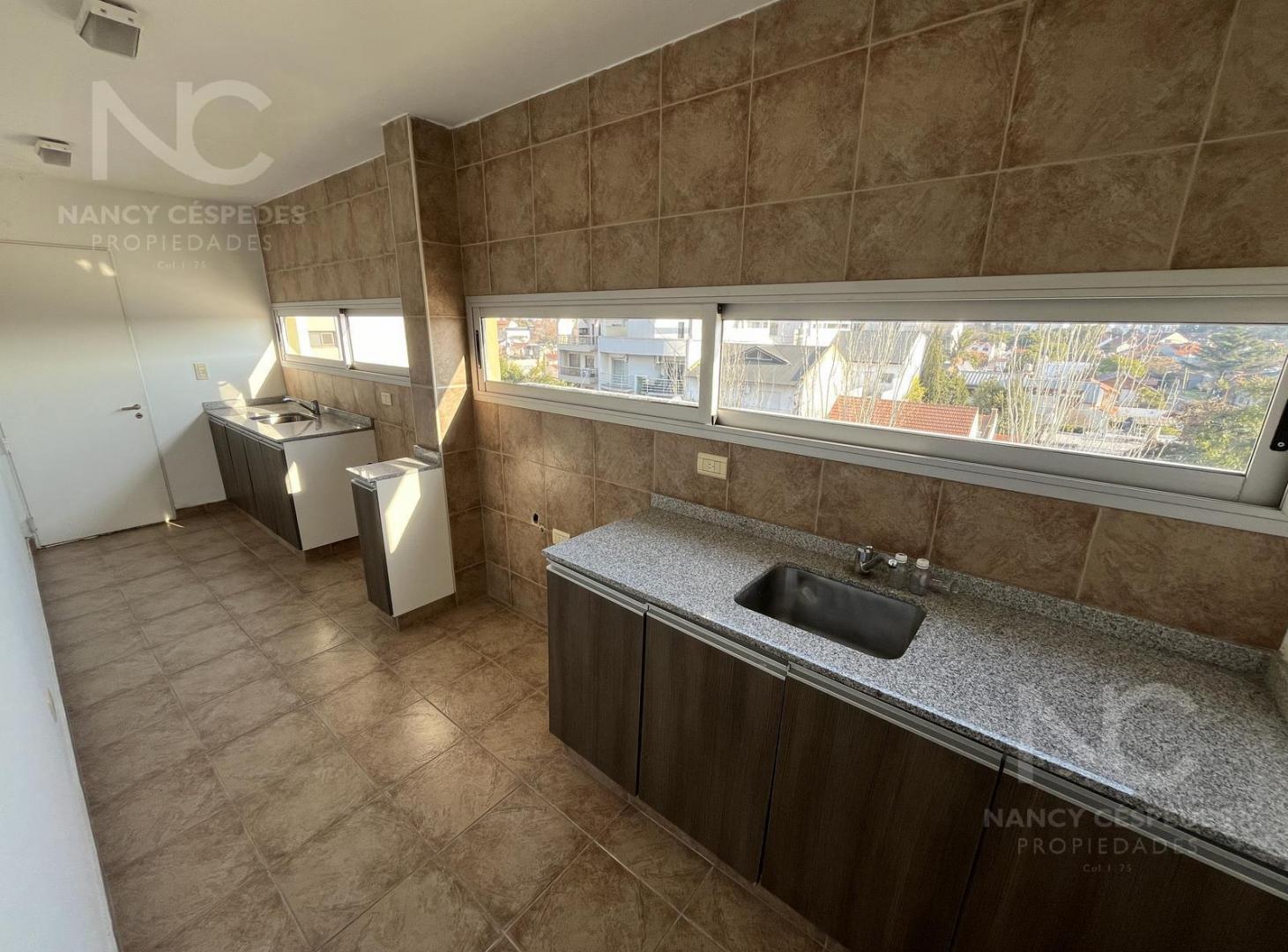 Foto de DEPARTAMENTO DE 4 AMBIENTES EN VENTA BERNAL ! CON 2 COCHERAS Y 1 BAULERA, imagen 2
