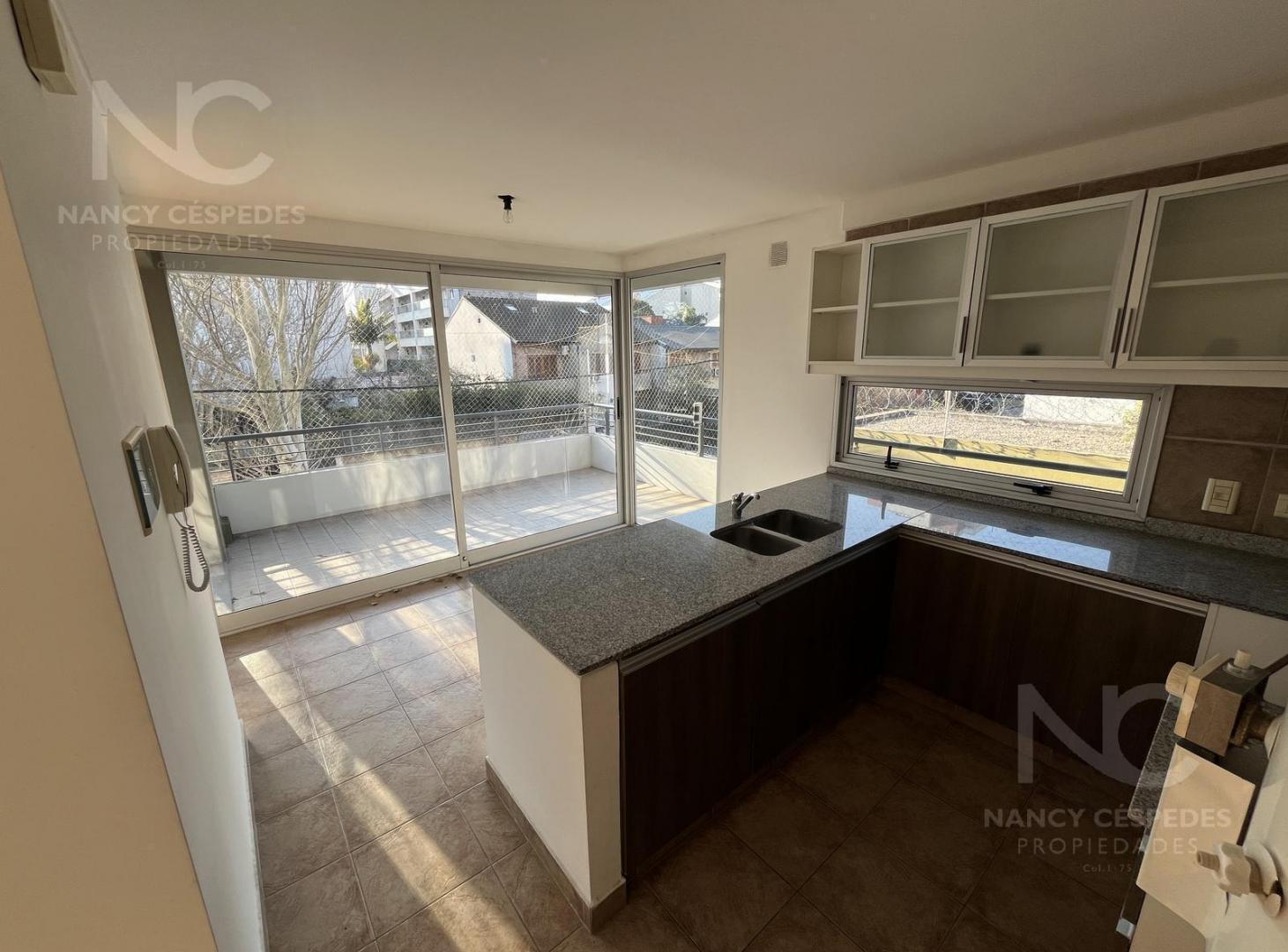 Foto de DEPARTAMENTO DE 4 AMBIENTES EN VENTA BERNAL ! CON 2 COCHERAS Y 1 BAULERA, imagen 3