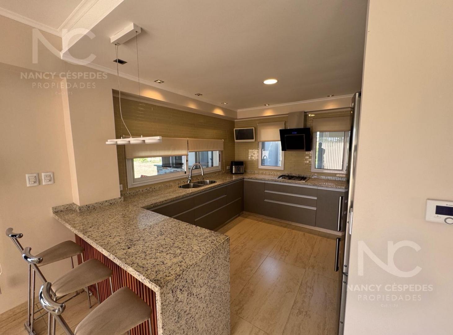 Foto de ESPECTACULAR CASA DE 5 AMBIENTES EN VENTA BARRIO LA RESERVA!!!, imagen 2