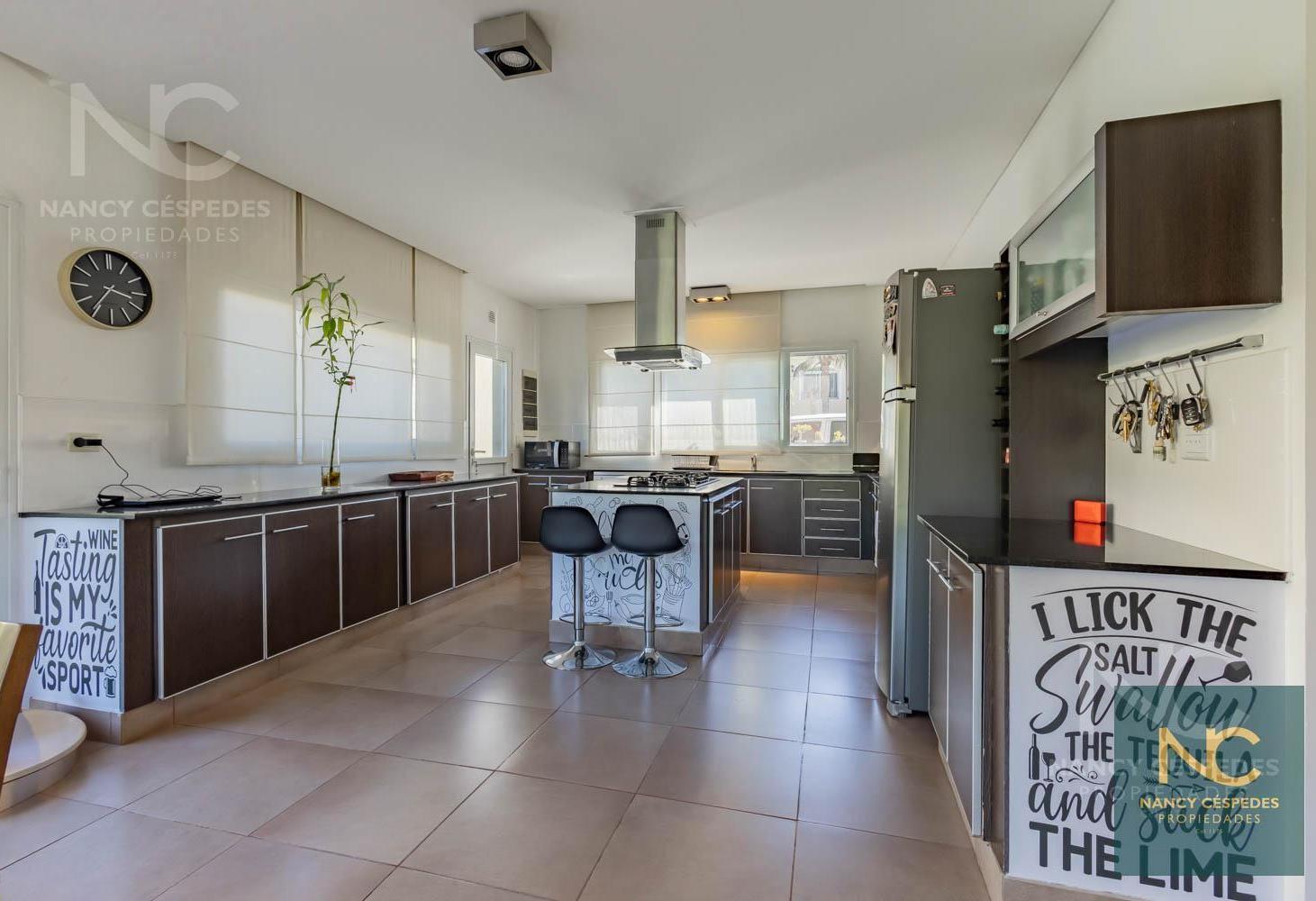Foto de CASA DE 5 AMBIENTES EN VENTA, OMBUES DE HUDSON!! CON PARQUE Y PILETA, imagen 5