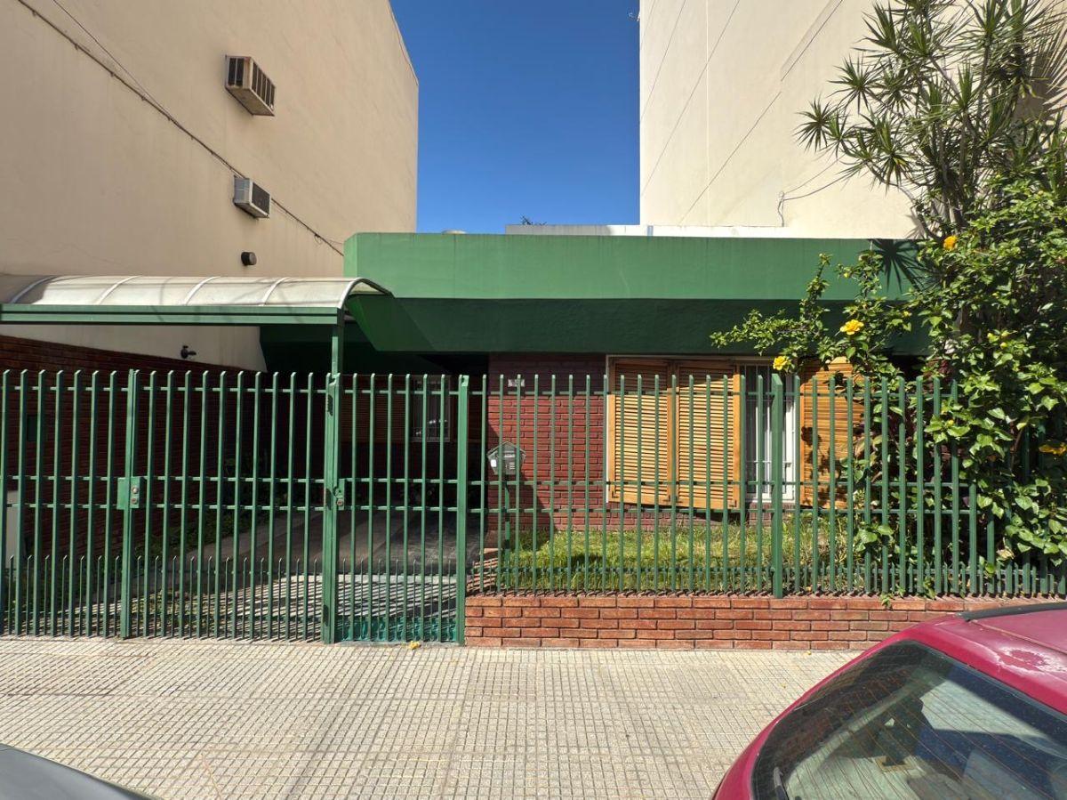Casa 4 ambientes con cochera sobre lote 8,66 x 17,50