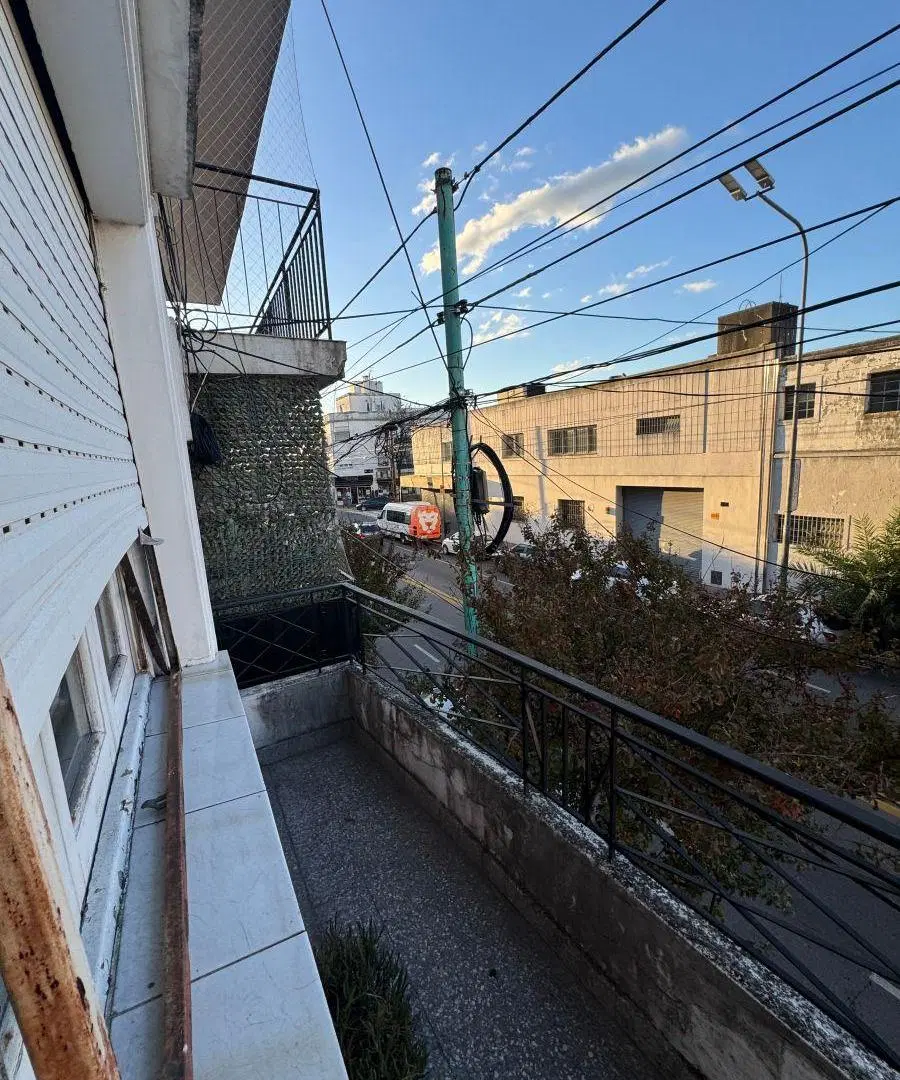 Piso único entrada independiente con 3 dormitorios patio y terraza en venta en Villa Real 3