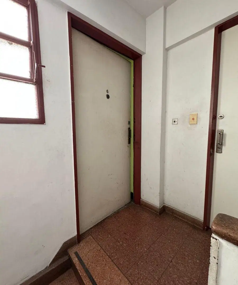 Departamento 2 ambientes al frente primer piso por escalera 4