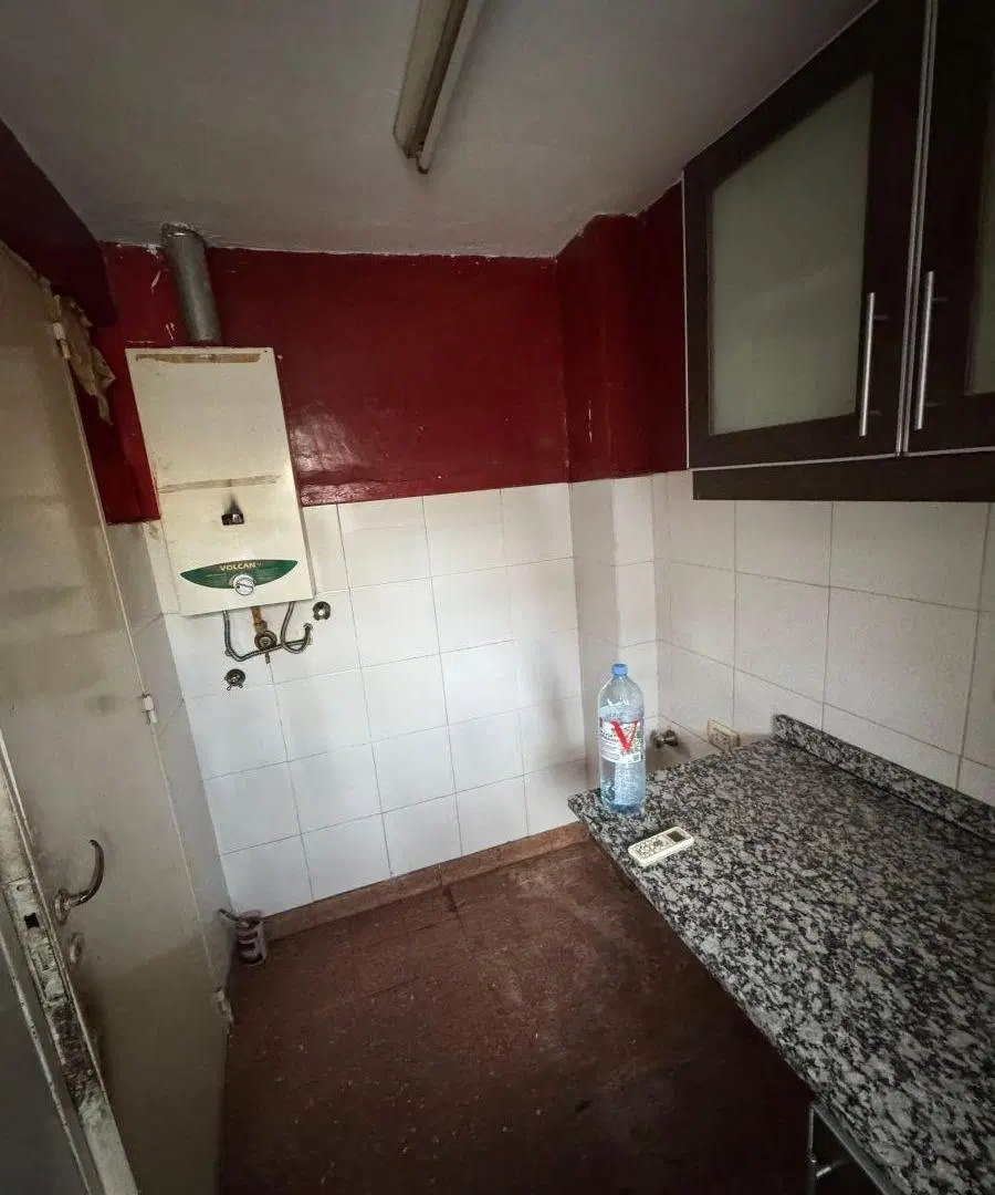 Departamento 2 ambientes al frente primer piso por escalera 3