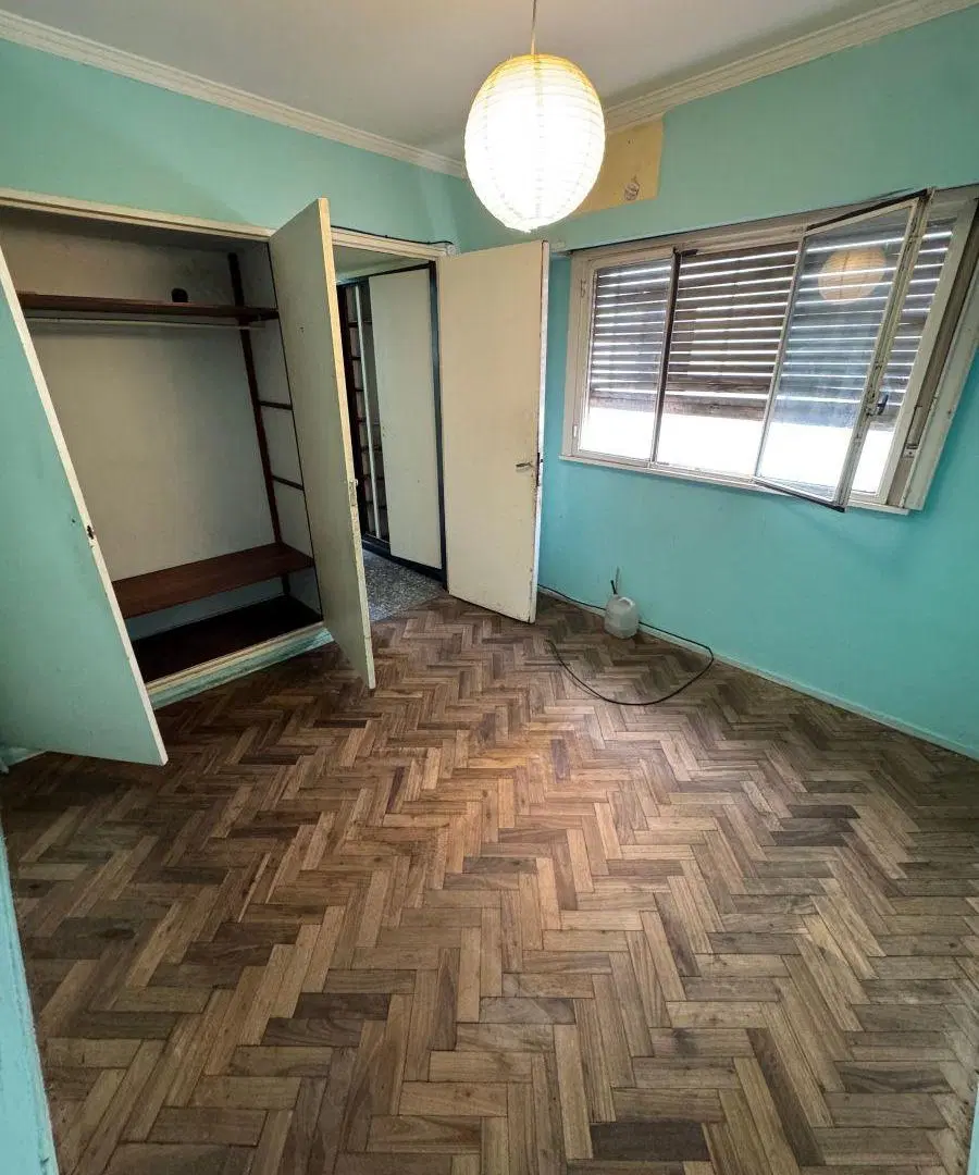Departamento 2 ambientes al frente primer piso por escalera 2