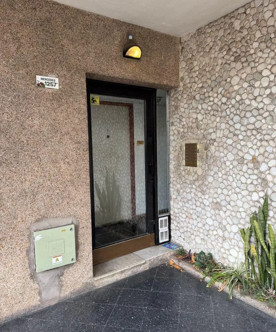 Departamento 2 ambientes al frente primer piso por escalera 3