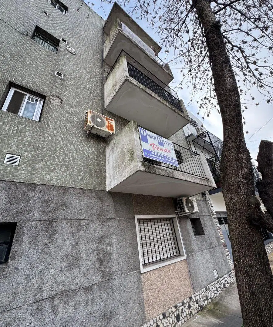 Departamento 2 ambientes al frente primer piso por escalera 1