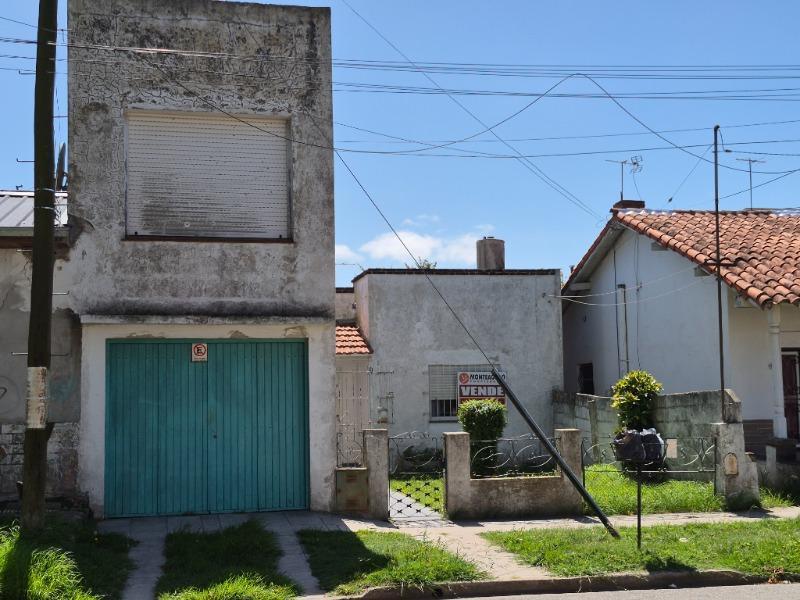 Apto Credito, Casa 3 ambientes original con jardin y garage