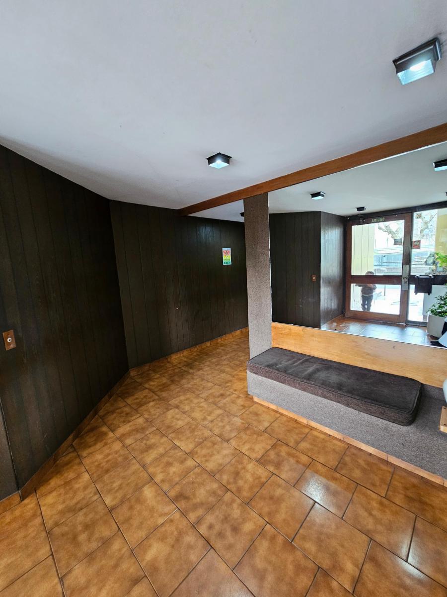 2 Ambientes Amplios con Patio, Balcon, Apto Profesional, Frente Plaza San Martin 3
