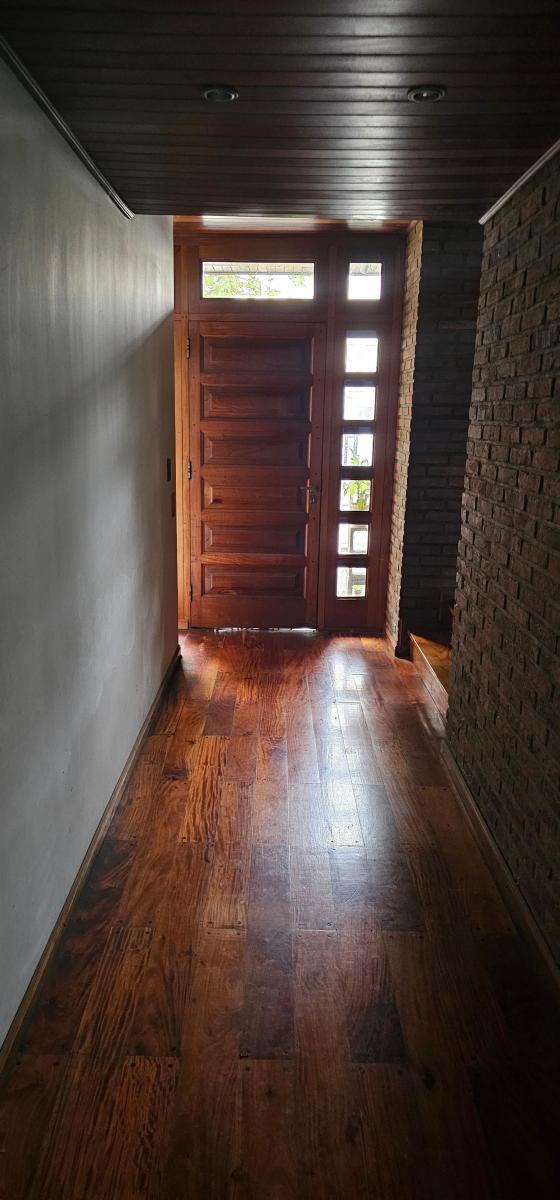Casa con Piscina con Excelentes Ubicación y Elegancia y Luz Natural 3