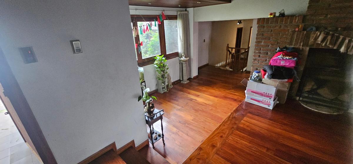 Casa con Piscina con Excelentes Ubicación y Elegancia y Luz Natural 2
