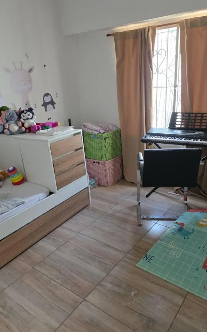 Casa reciclada con 3 dormitorios ,2 baños living cocina comedor integrado , José León Suár 4