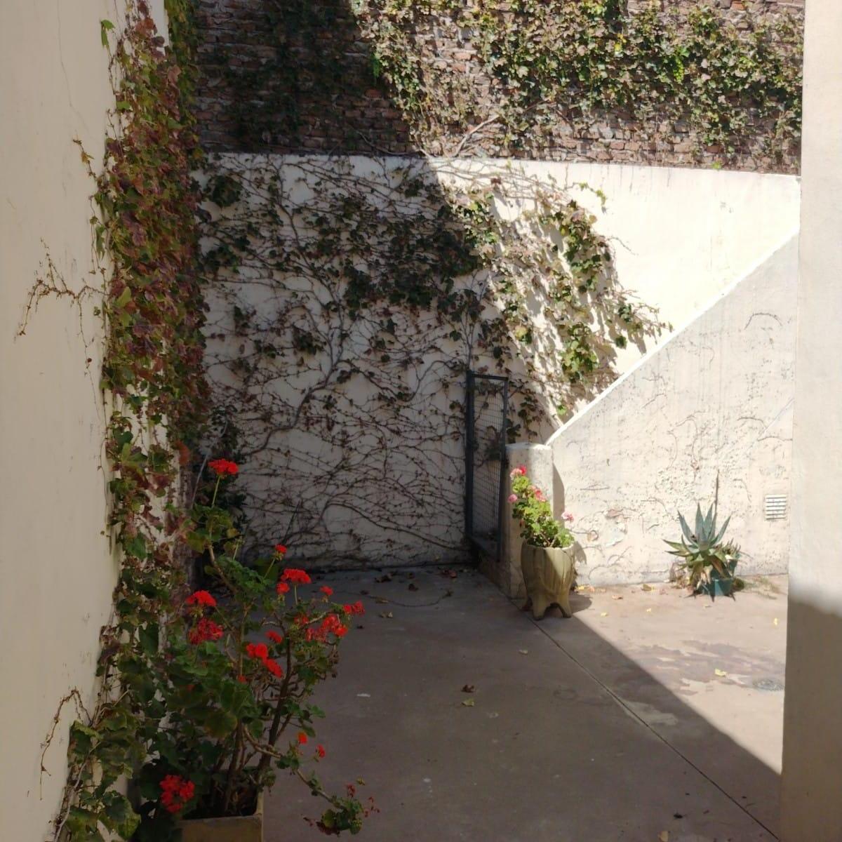Casa Dos Dorm., Patio, Cochera Automatica. Pichincha Reciclada! 5