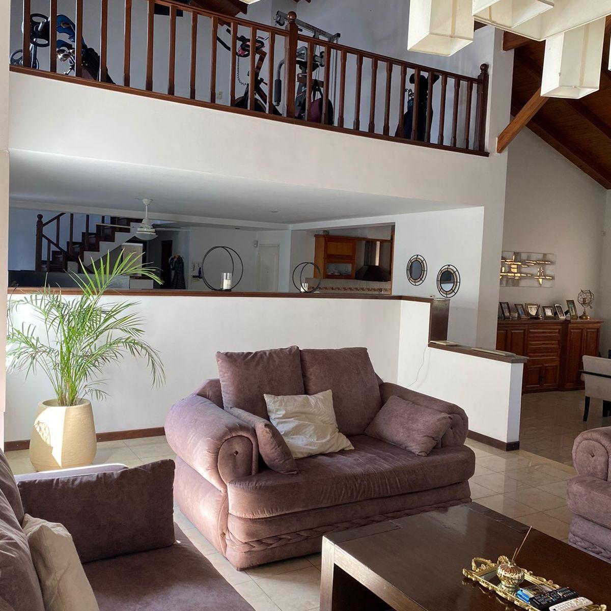 3 DORMITORIOS MAS 1 DE SERVICIO IMPECABLE CASA EN COUNTRY GOLF