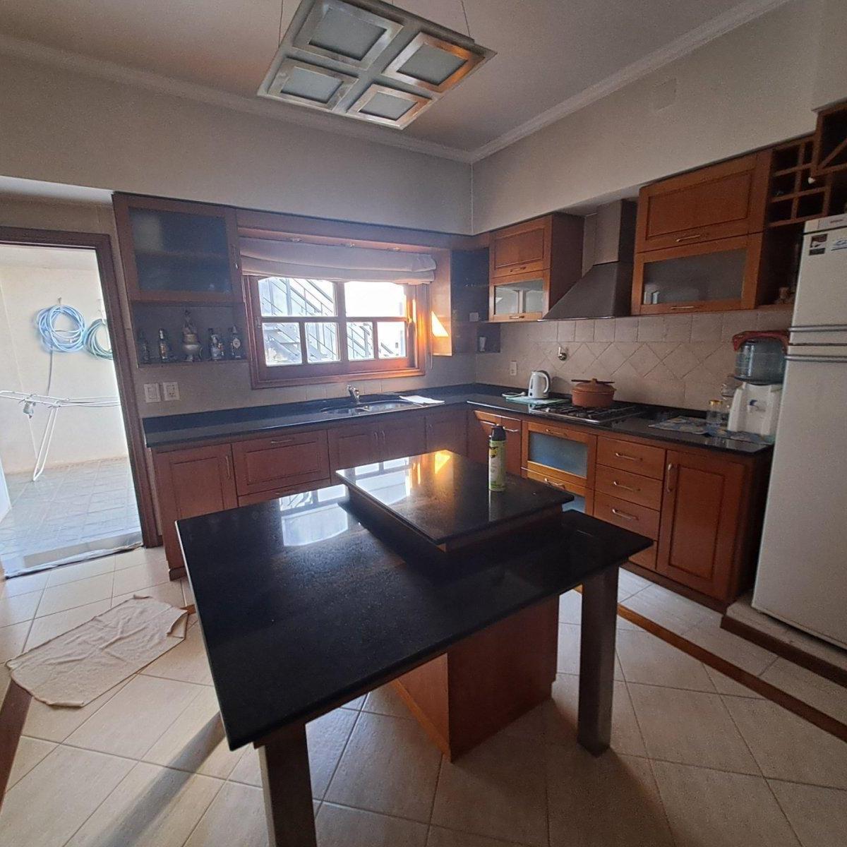 Casa en Venta de Tres Dorm., Quincho y Cochera con Depósito. Acebal. 4
