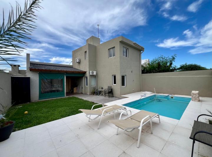 Casa de 3 dorm. con pileta en Miradores de Manantiales 1
