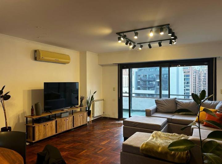 Exclusivo y  espacioso departamento sobre el Bv Illia 3