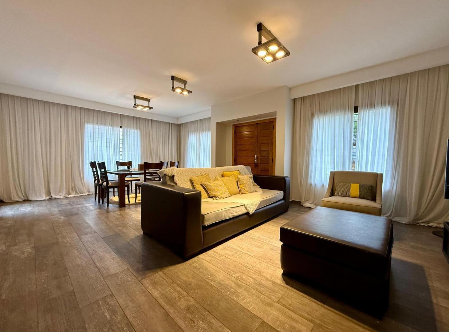 Foto de Venta casa 4 dormitorios pileta Jardines del Jockey, imagen 1