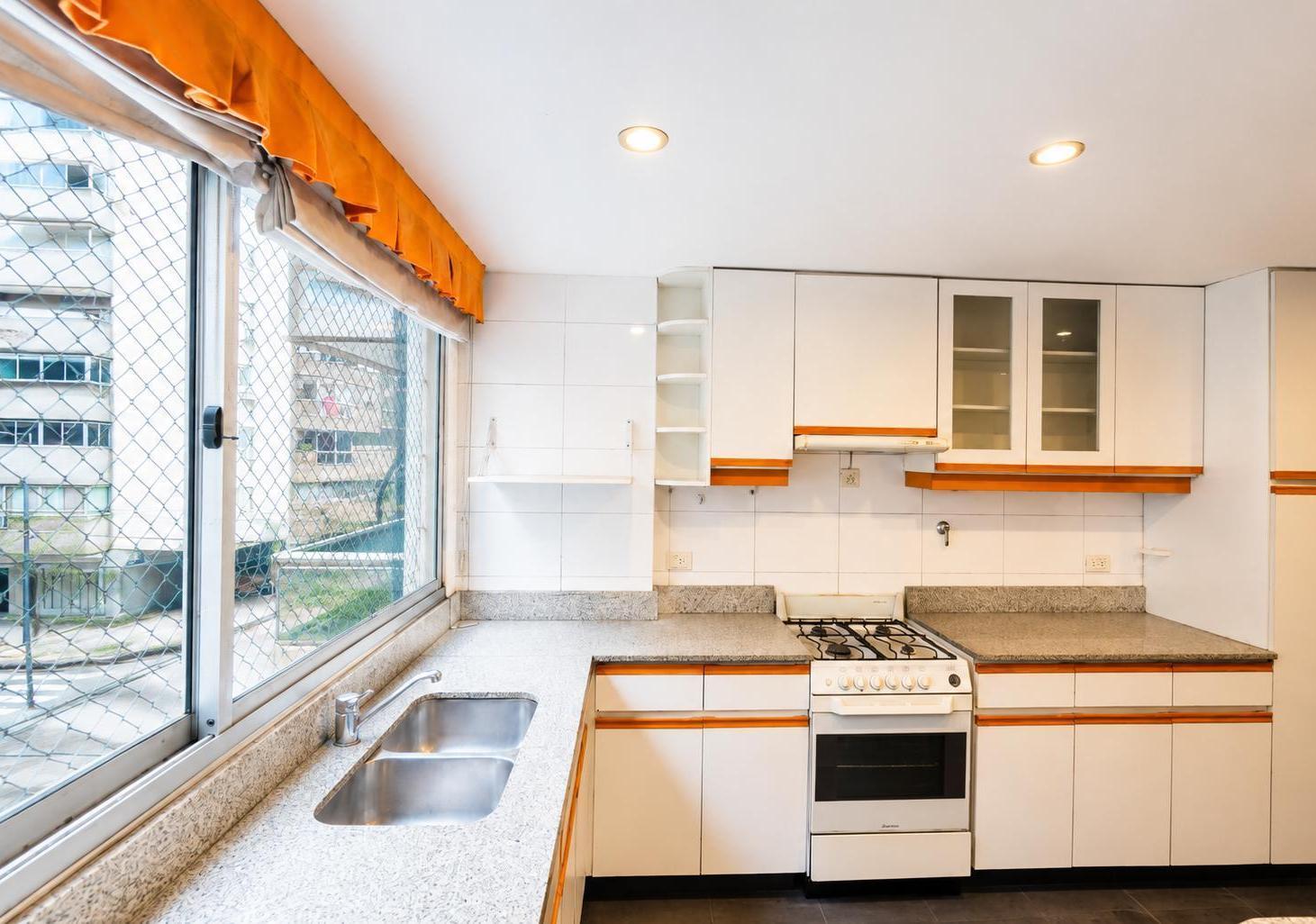 Foto de Departamento piso entero 5 ambientes en venta en Las Cañitas, imagen 2