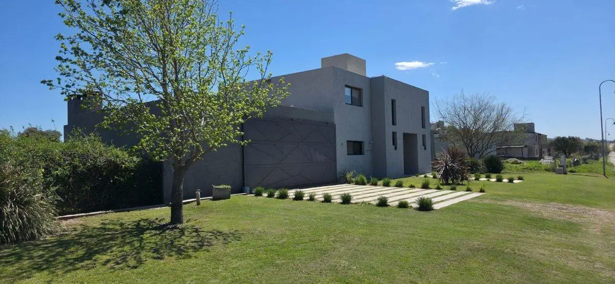 VENTA CASA ESTACION DEL CARMEN 4 DORM PILETA 2