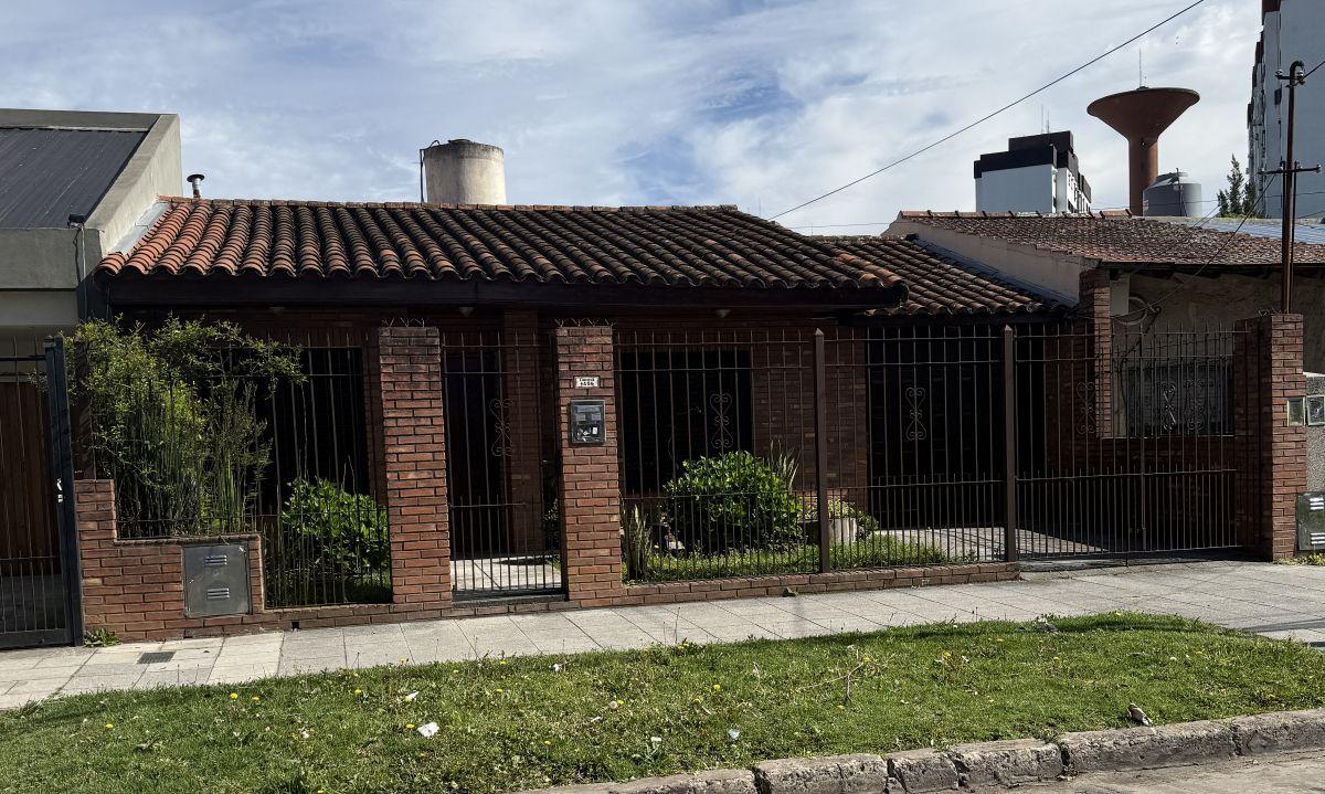 Foto de HERMOSO CHALET EN VENTA - BARRIO GRAFICO - WILDE, imagen 1