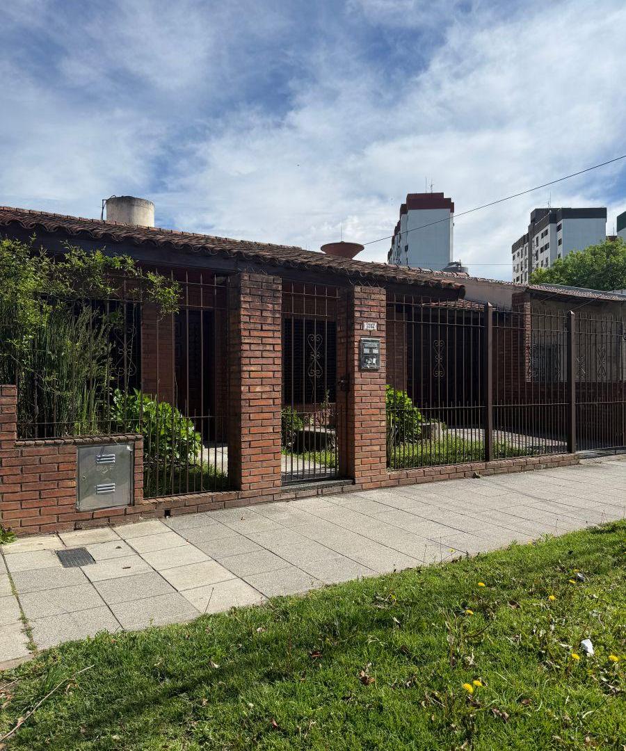 Foto de HERMOSO CHALET EN VENTA - BARRIO GRAFICO - WILDE, imagen 2