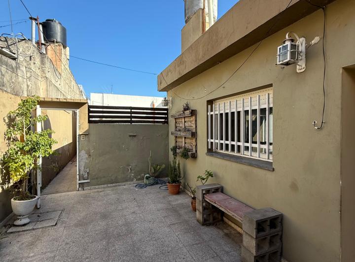 SE ALQUILA / Casa interna única de pasillo en arroyito  3