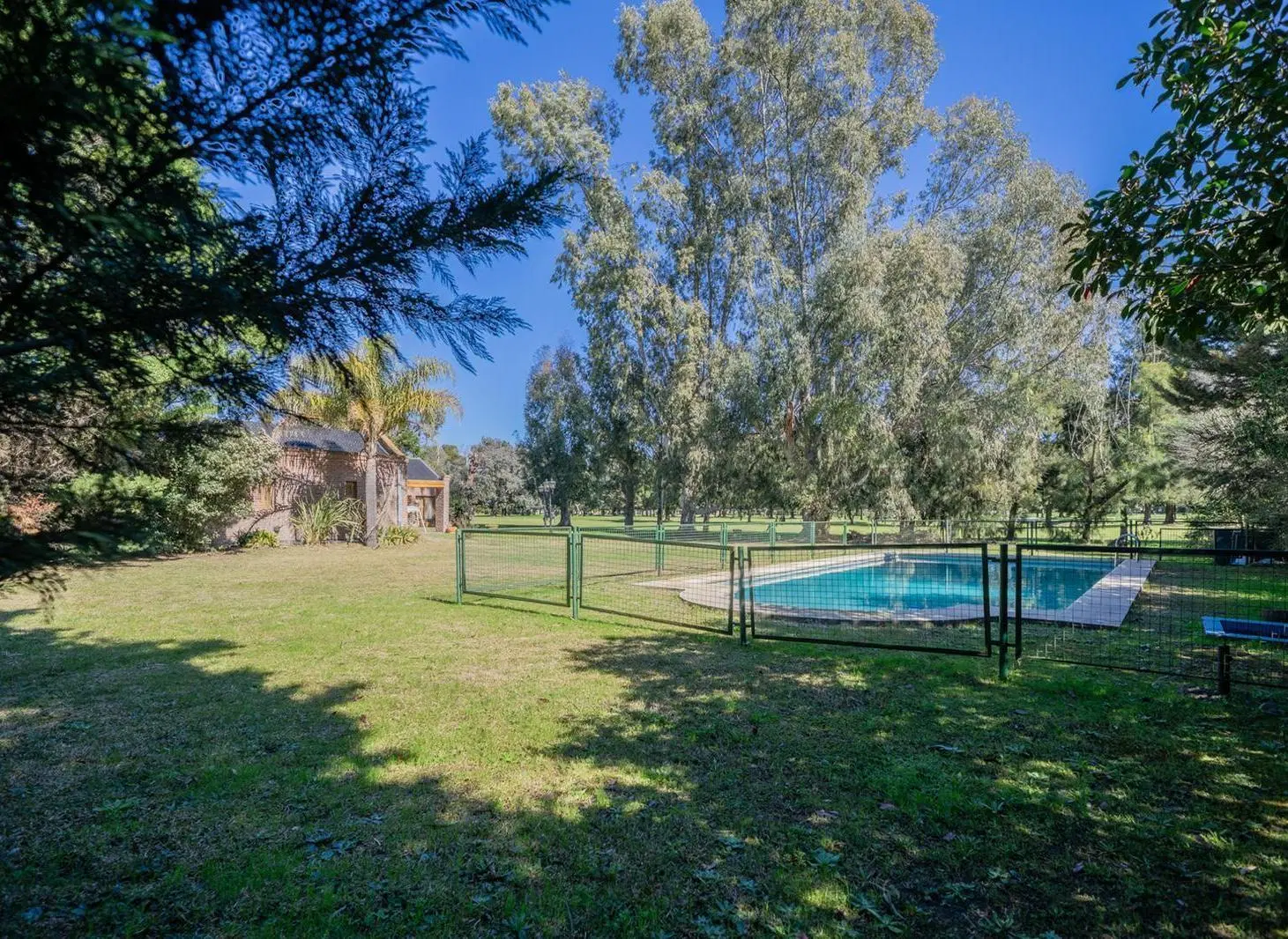 Se vende doble lote en el Golf Chascomús Country Club - Muy buena ubicación. 2