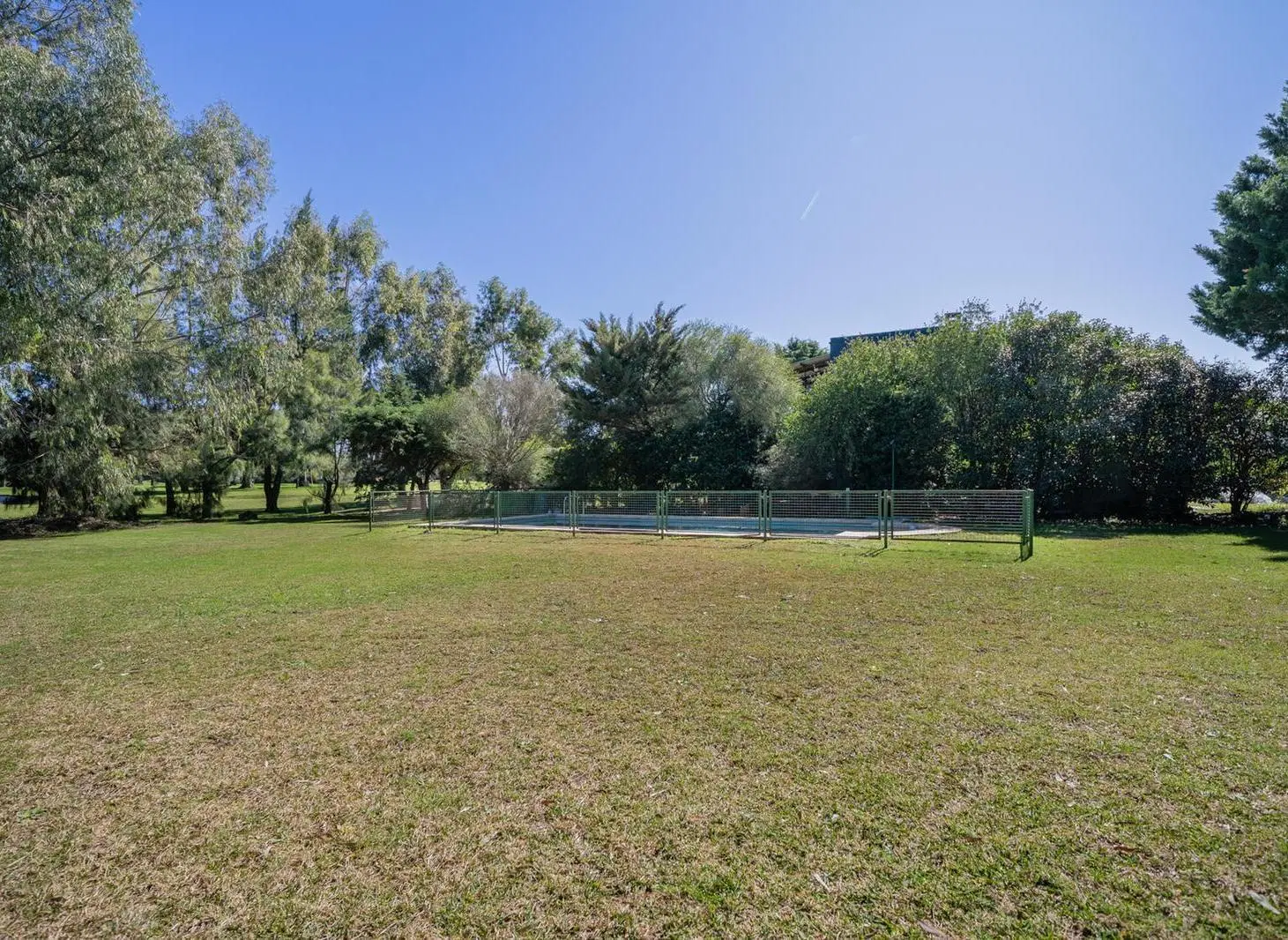 Se vende doble lote en el Golf Chascomús Country Club - Muy buena ubicación. 4
