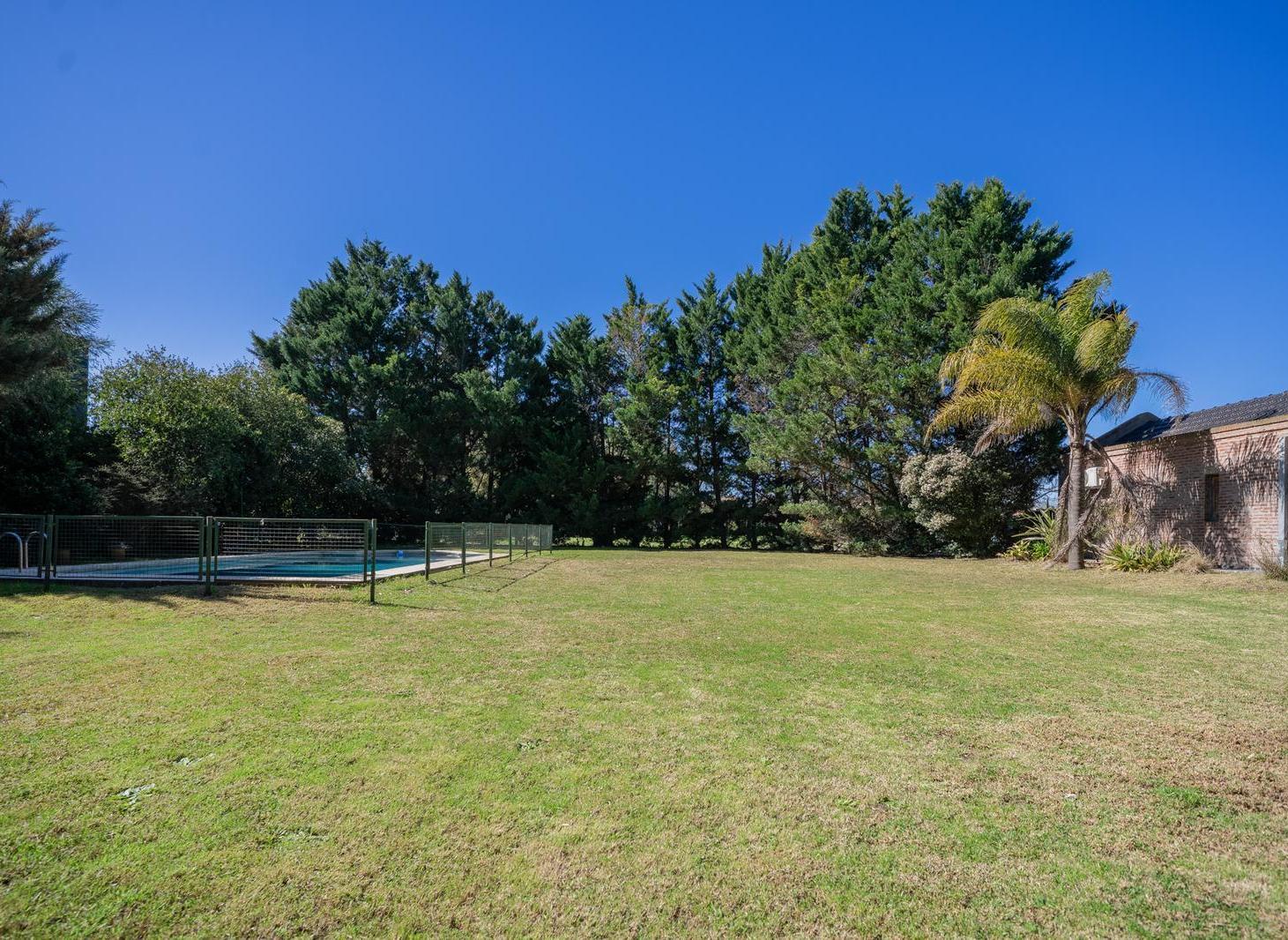 Se vende doble lote en el Golf Chascomús Country Club - Muy buena ubicación.