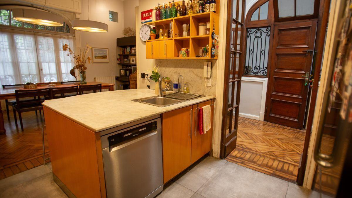 Casa lote propio en Flores con jardín y terraza – 6 ambientes, gran potencia