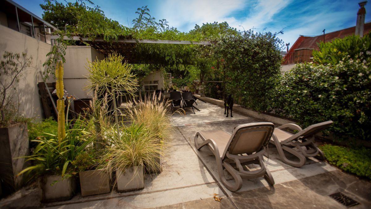 Casa lote propio en Flores con jardín y terraza – 6 ambientes, gran potencia