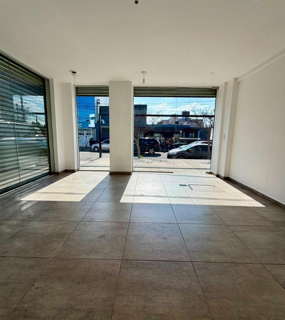 Foto de LOCALES COMERCIALES FRENTE A CLINICA VELEZ SARSFIELD EN ALQUILER A, imagen 4