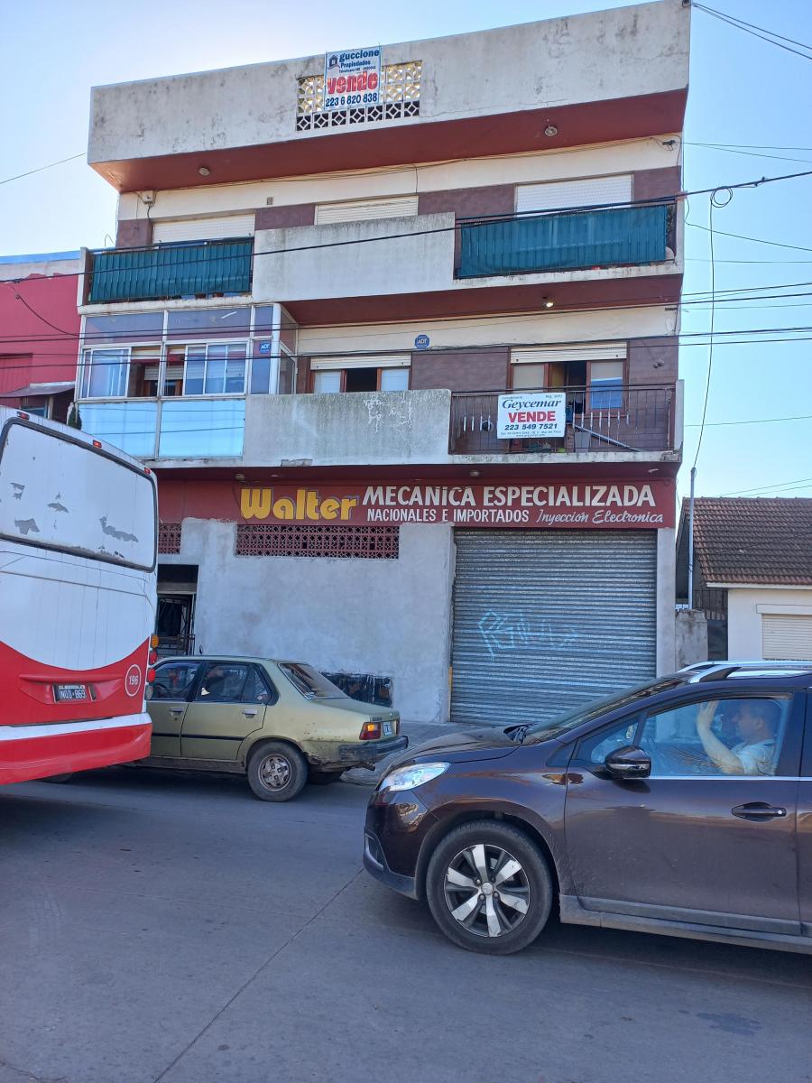 Departamento 3 Amb. a La Calle con Balcón, 1er Piso por Escalera. 1