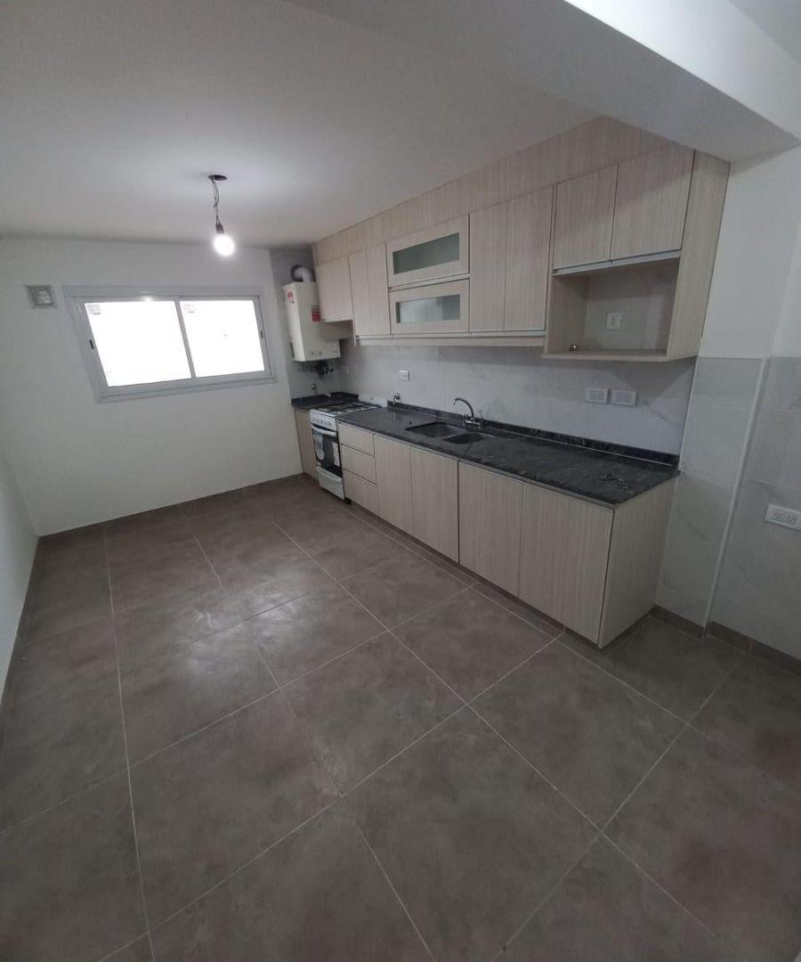 Foto de Dúplex en 1er piso a estrenar!! 3 Amb. c/espacio de cochera, imagen 2
