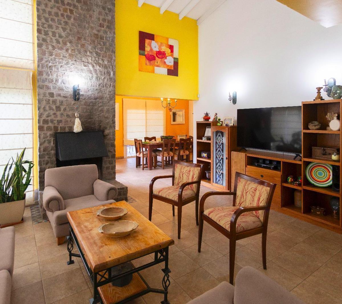 Espectacular Casa 4 Dorm. en Barrio Cerrado "Las candelas"1 2
