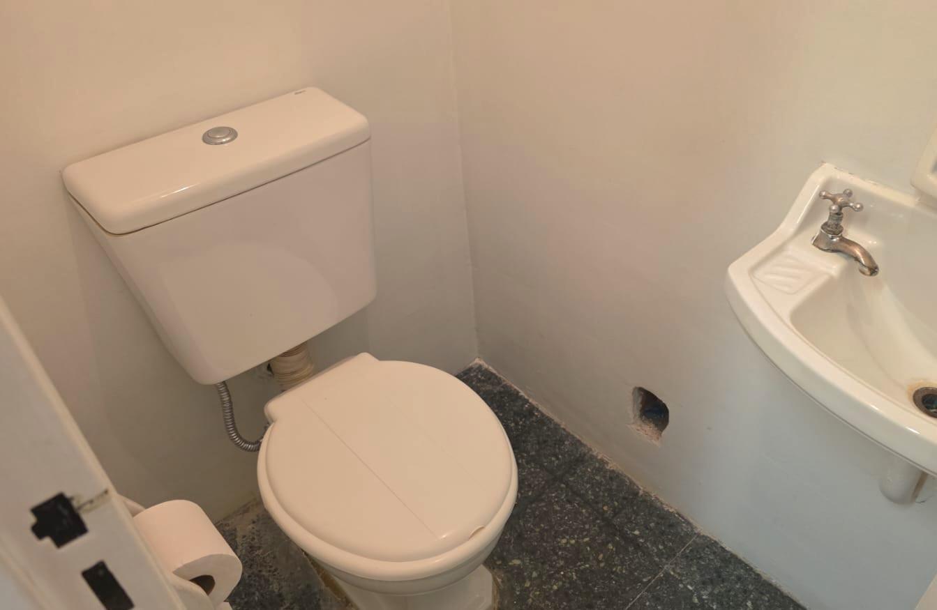 Foto de UBICADISIMA OFICINA EN EXCELENTE ESTADO 4 PRIVADOS/COCINA/2 BAÑOS, imagen 5