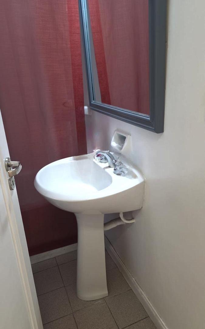 Foto de UBICADISIMA OFICINA EN EXCELENTE ESTADO 4 PRIVADOS/COCINA/2 BAÑOS, imagen 3