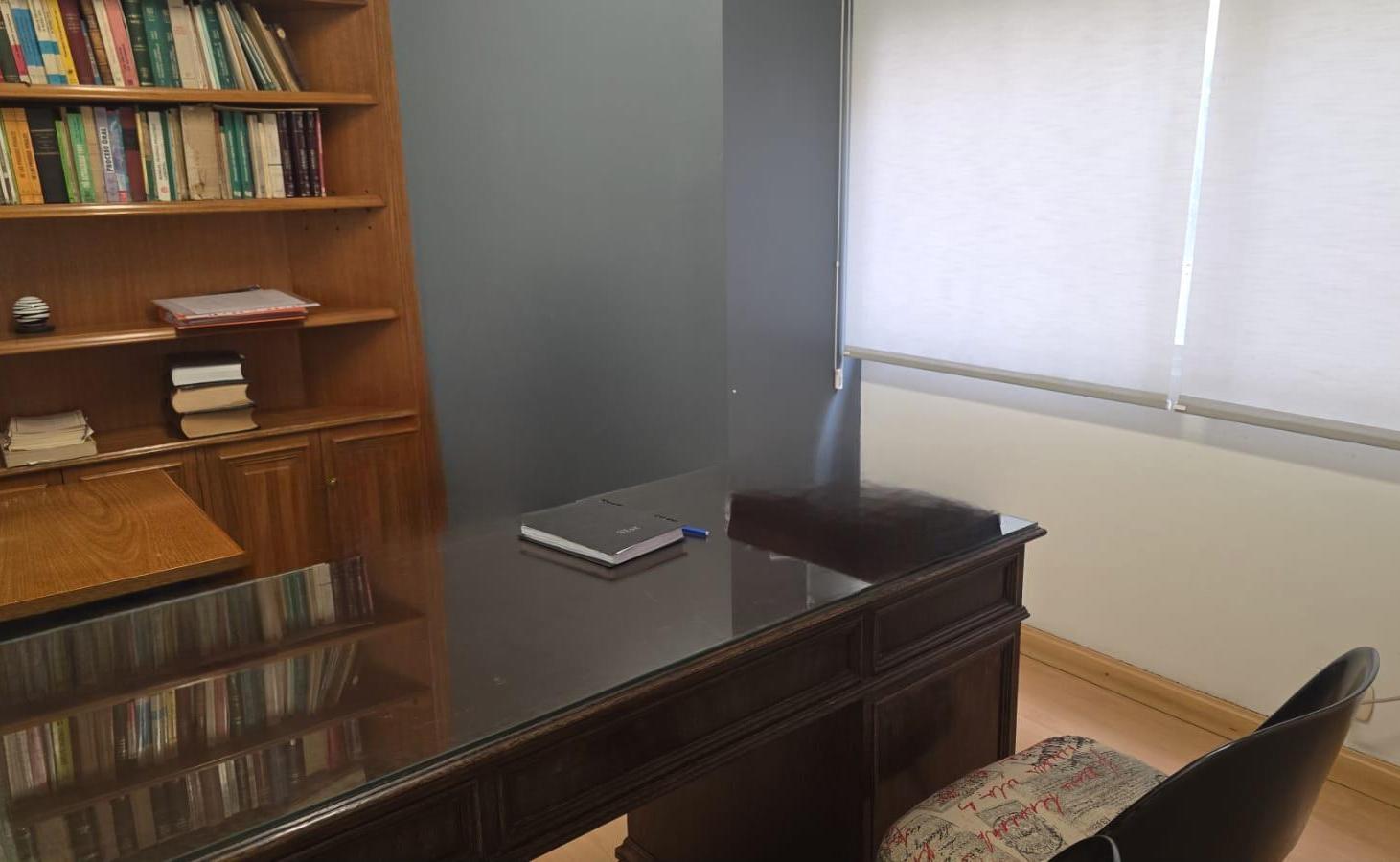 Foto de UBICADISIMA OFICINA EN EXCELENTE ESTADO 4 PRIVADOS/COCINA/2 BAÑOS, imagen 1
