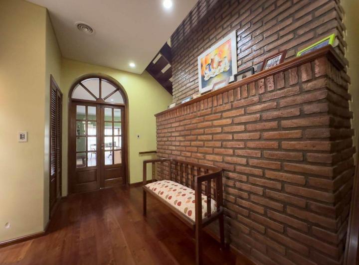 VENTA- PERMUTA – CASA 4 DORMITORIOS 2 COCHERAS 4