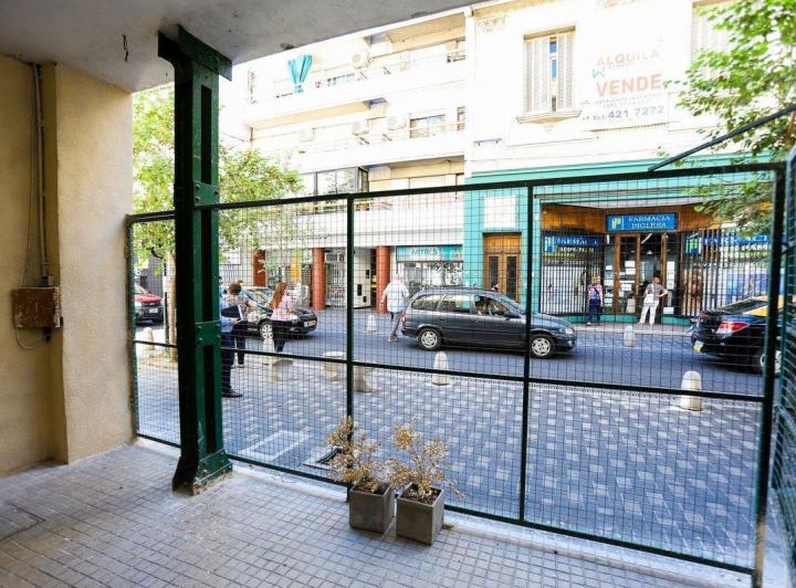 Casa en venta con local comercial y 8 oficinas 2