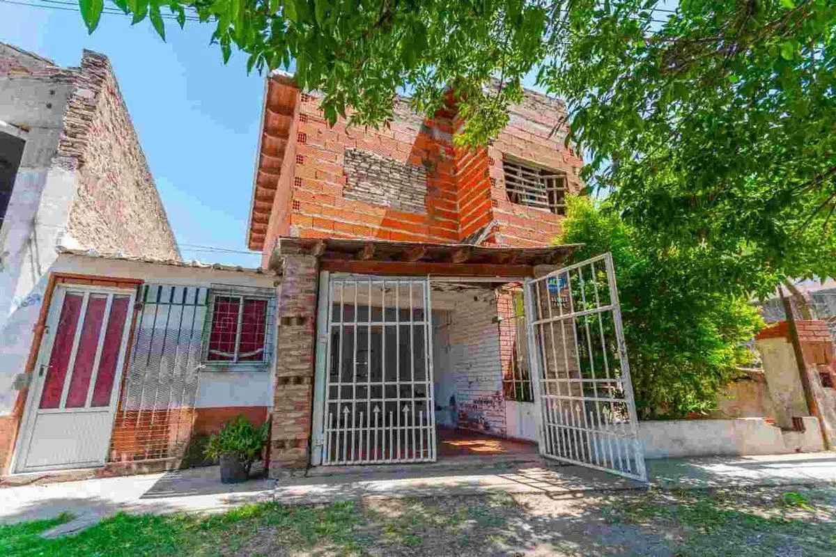 Casa con 2 dormitorios + monoambiente independient 2