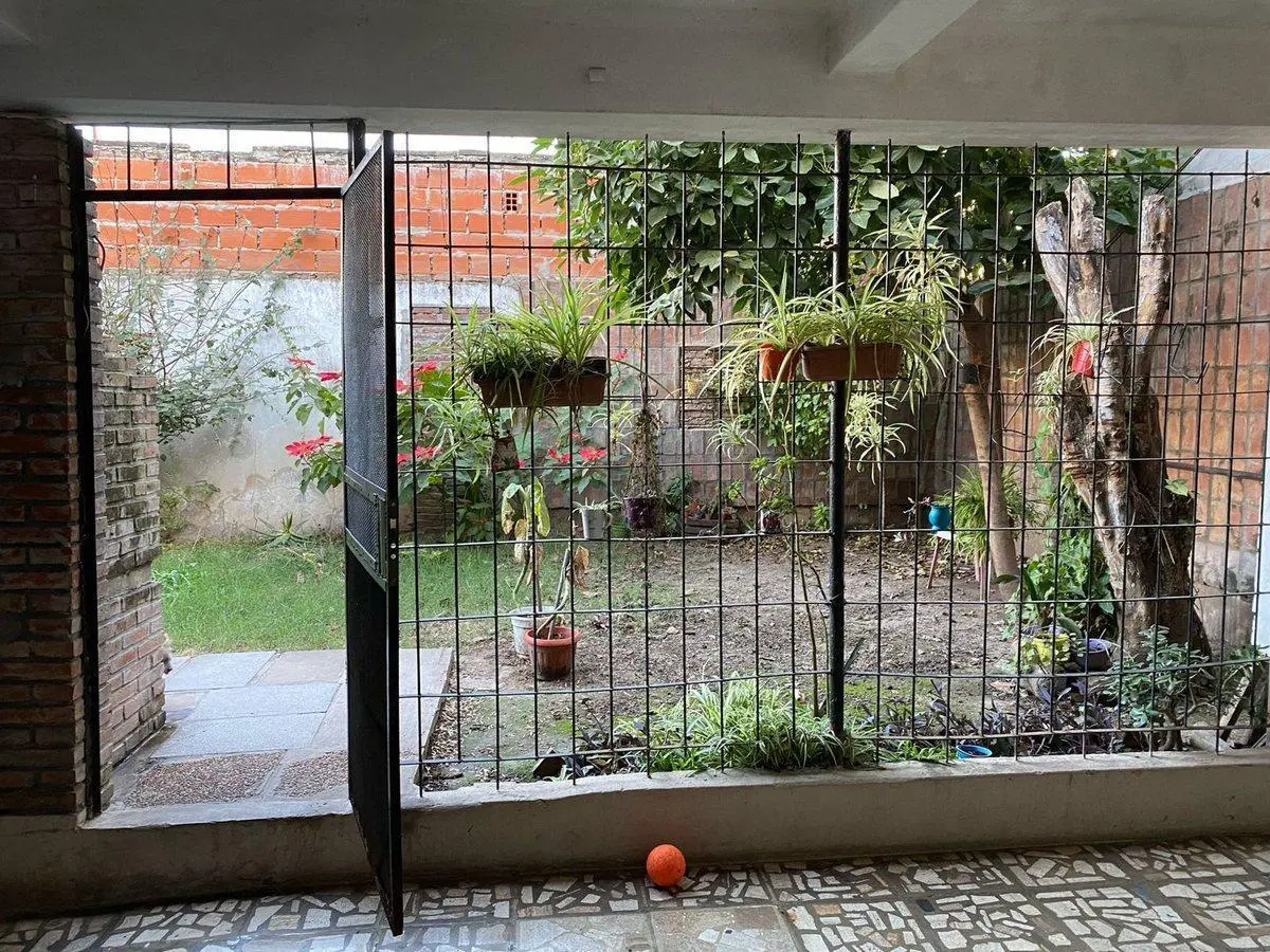 VENTA CASA AL FRENTE ZONA SUR  MUY BUENA UBICACION 5